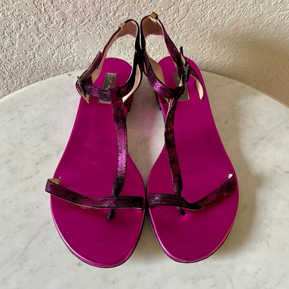 Sarah Jessica Parker SJP Metallic Purple T Strap Sandals - Picture 2 of 9